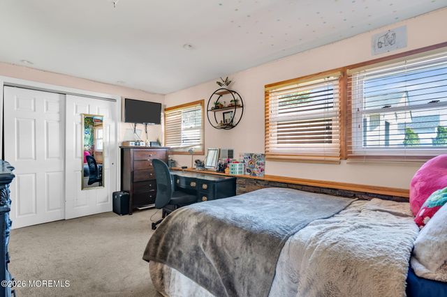 1233 Pacific Avenue, Beachwood, NJ 08722