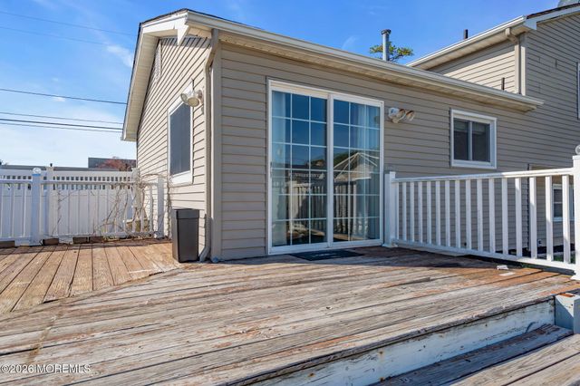 1233 Pacific Avenue, Beachwood, NJ 08722