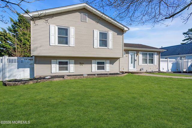 1233 Pacific Avenue, Beachwood, NJ 08722
