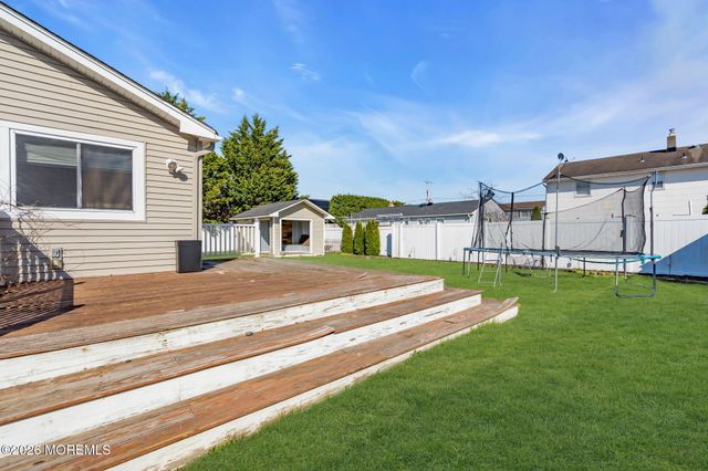 1233 Pacific Avenue, Beachwood, NJ 08722