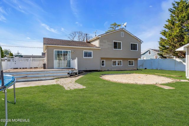 1233 Pacific Avenue, Beachwood, NJ 08722