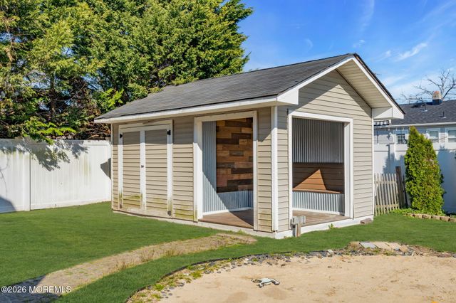 1233 Pacific Avenue, Beachwood, NJ 08722
