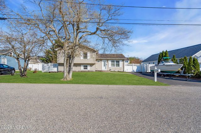 1233 Pacific Avenue, Beachwood, NJ 08722
