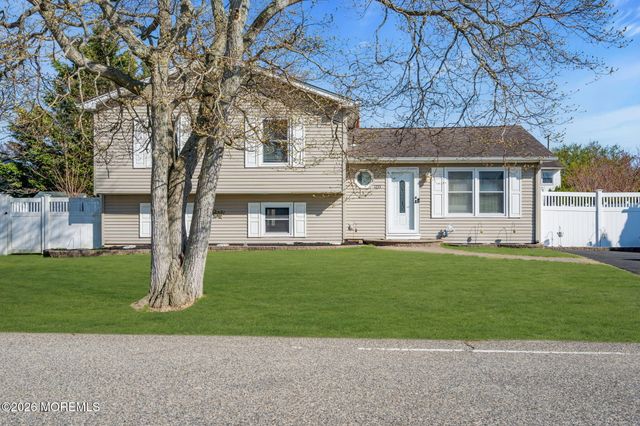 1233 Pacific Avenue, Beachwood, NJ 08722