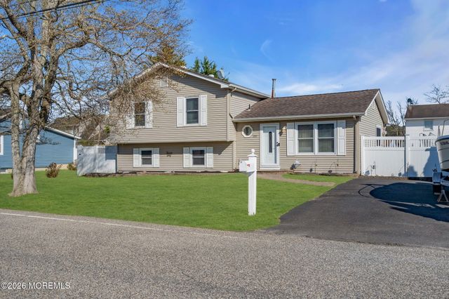 1233 Pacific Avenue, Beachwood, NJ 08722