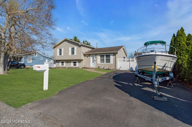 1233 Pacific Avenue, Beachwood, NJ 08722