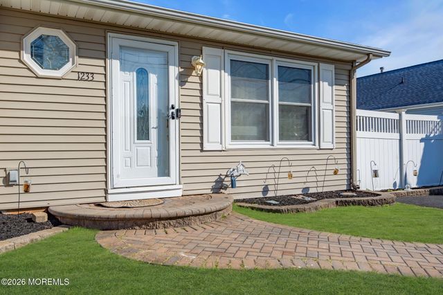 1233 Pacific Avenue, Beachwood, NJ 08722