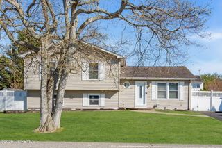 1233 Pacific Avenue, Beachwood, NJ 08722