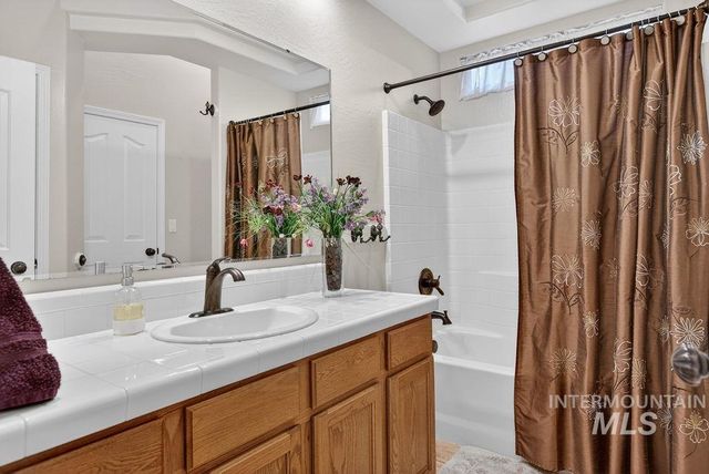 2126 S Weimaraner Way, Meridian, ID 83642