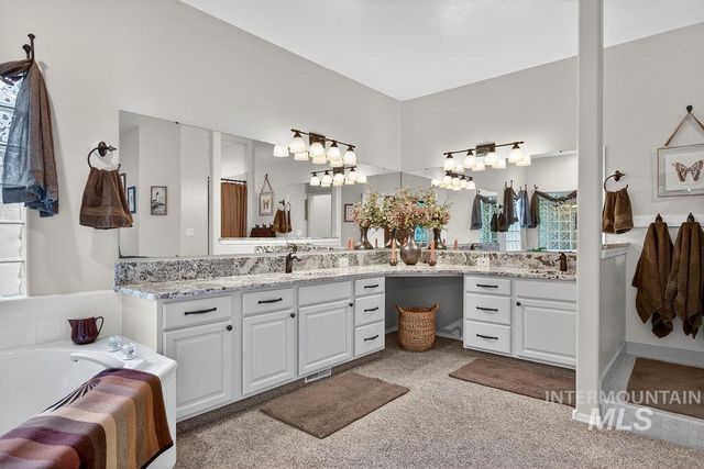 2126 S Weimaraner Way, Meridian, ID 83642