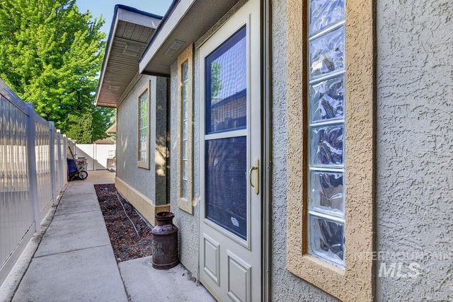 2126 S Weimaraner Way, Meridian, ID 83642