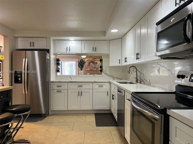 9894 Fairway Cove Lane, Plantation, FL 33324