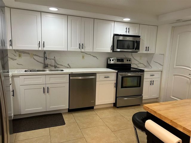 9894 Fairway Cove Lane, Plantation, FL 33324