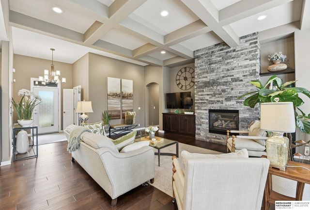 19025 Cuming Circle, Omaha, NE 68022