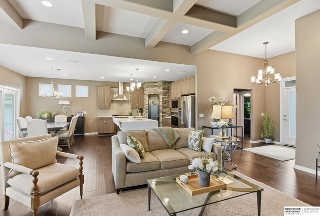 19025 Cuming Circle, Omaha, NE 68022