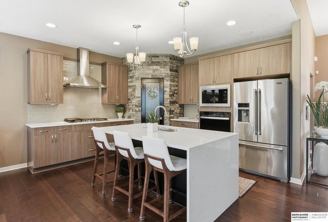 19025 Cuming Circle, Omaha, NE 68022