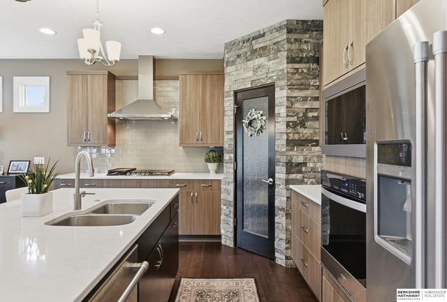 19025 Cuming Circle, Omaha, NE 68022