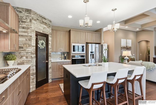 19025 Cuming Circle, Omaha, NE 68022