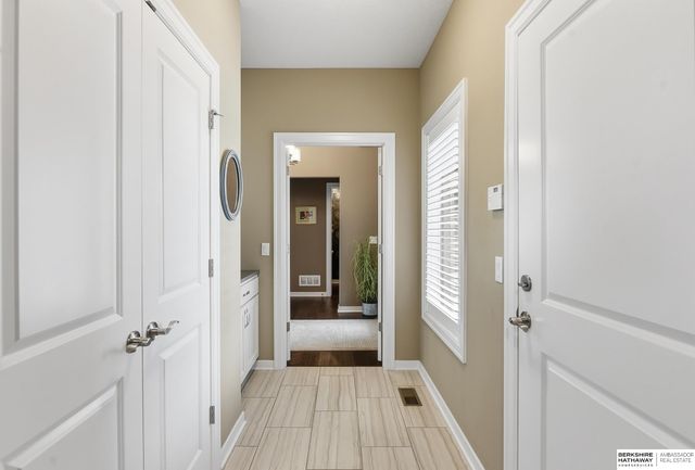 19025 Cuming Circle, Omaha, NE 68022