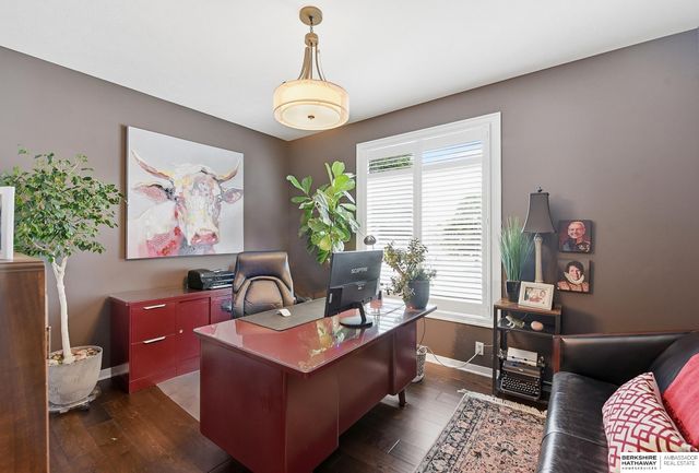 19025 Cuming Circle, Omaha, NE 68022