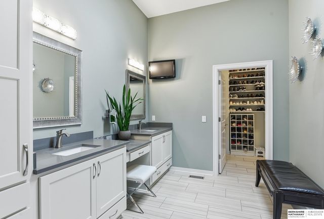 19025 Cuming Circle, Omaha, NE 68022