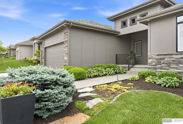 19025 Cuming Circle, Omaha, NE 68022