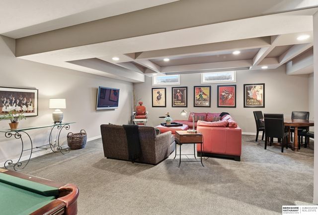 19025 Cuming Circle, Omaha, NE 68022