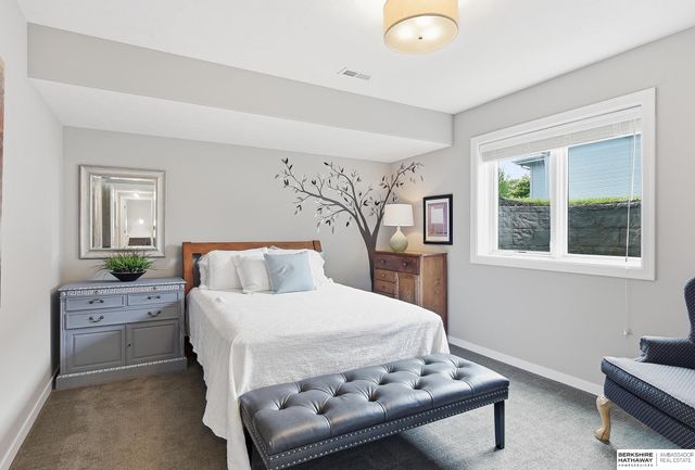19025 Cuming Circle, Omaha, NE 68022