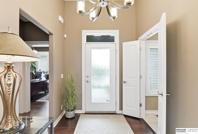 19025 Cuming Circle, Omaha, NE 68022