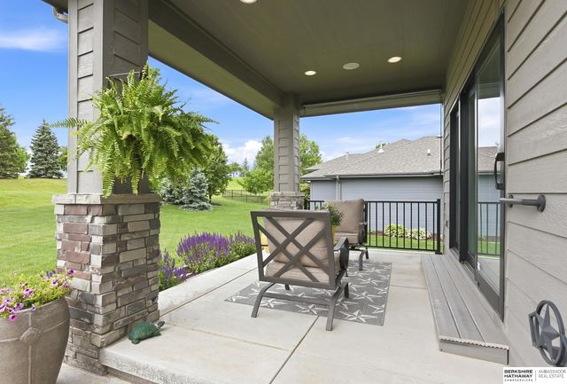 19025 Cuming Circle, Omaha, NE 68022