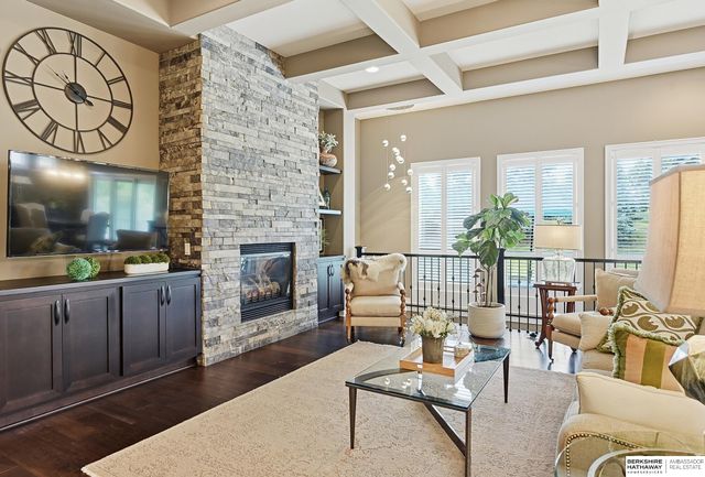 19025 Cuming Circle, Omaha, NE 68022
