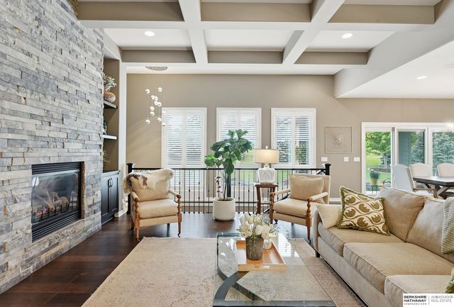 19025 Cuming Circle, Omaha, NE 68022