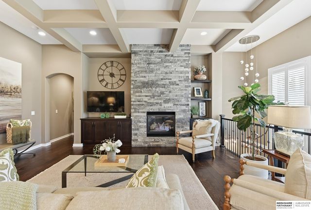 19025 Cuming Circle, Omaha, NE 68022