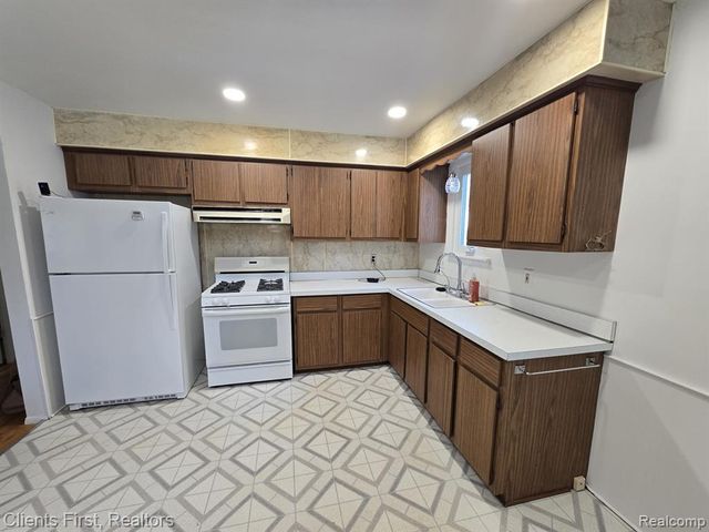 28004 Hughes Street, Saint Clair Shores, MI 48081