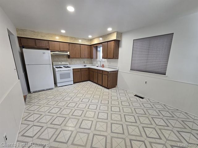 28004 Hughes Street, Saint Clair Shores, MI 48081