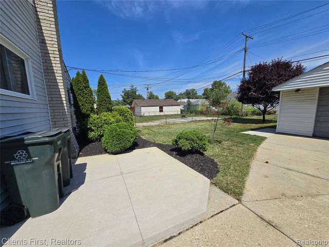 28004 Hughes Street, Saint Clair Shores, MI 48081