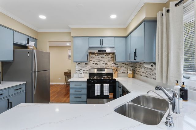 1356 Larchmont Drive, Buffalo Grove, IL 60089