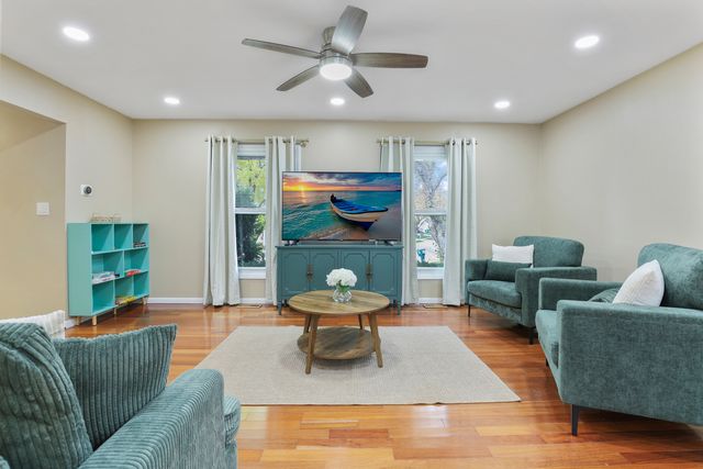 1356 Larchmont Drive, Buffalo Grove, IL 60089