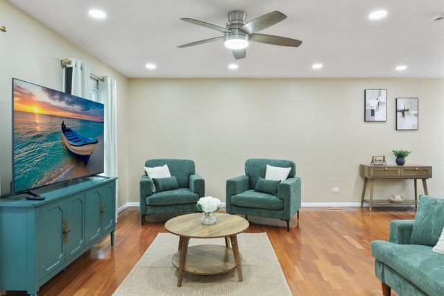 1356 Larchmont Drive, Buffalo Grove, IL 60089