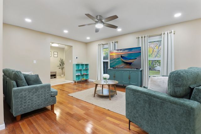 1356 Larchmont Drive, Buffalo Grove, IL 60089