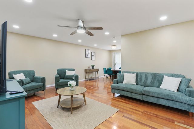 1356 Larchmont Drive, Buffalo Grove, IL 60089