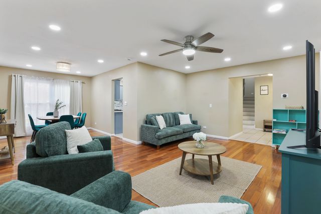 1356 Larchmont Drive, Buffalo Grove, IL 60089