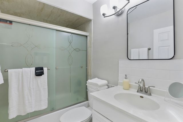 1356 Larchmont Drive, Buffalo Grove, IL 60089