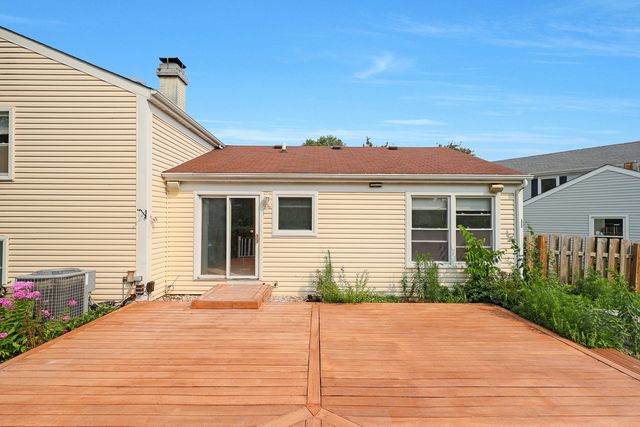 1356 Larchmont Drive, Buffalo Grove, IL 60089