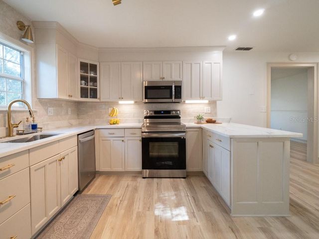 403 E CAROLINA AVENUE, Plant City, FL 33563