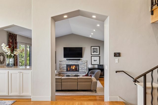 1426 1426 Grand View Dr, Berkeley, CA 94705