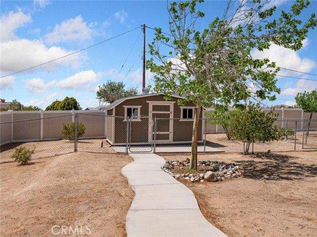 19224 Roanoke, Apple Valley, CA 92307