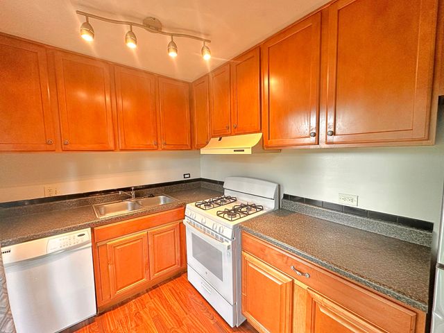 8 Gant Circle D, Streamwood, IL 60107