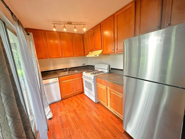 8 Gant Circle D, Streamwood, IL 60107