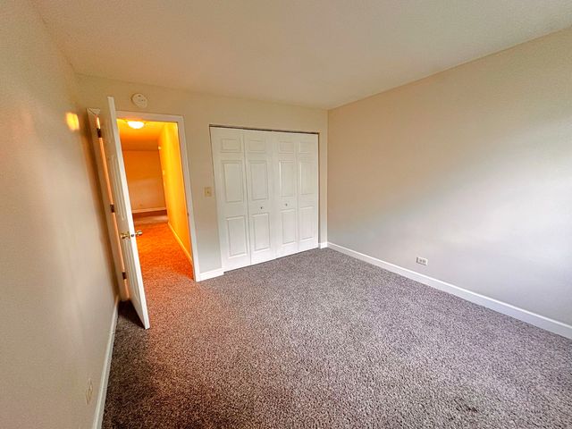 8 Gant Circle D, Streamwood, IL 60107